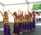 Le reportage sur la fête et le spectacle de danses
