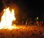 Danses, chant, distribution des lampions, cortège, feu et bal