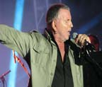 Les meilleurs moments du concert, l'entrée, ses allocutions, le public très chaud, la panne, l'attente du final qui n'arrivera pas, soit près de 9min d'extraits musicaux du concert avec plusieurs morceaux