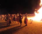 Reportage sur la soirée de la ST JEAN : les danses, le défilé, le feu, le cabaret