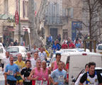 dans les rues de Trets avec 500 coureurs dans les rues de la ville. Course + Podium