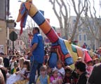 Reportage sur le Carnaval de Trets avec défilé, lacher de ballons, mise à feu du caramentran