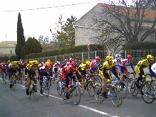 A voir toutes photos du passage du peloton a Trets ainsi que le résumé de l'étape