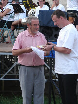 Guy Van Oost recoit des cadeaux de la part du groupe AD HOC 2