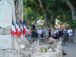 Dpot de gerbe par le maire