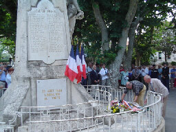 Dpot de gerbe par les anciens combattants.